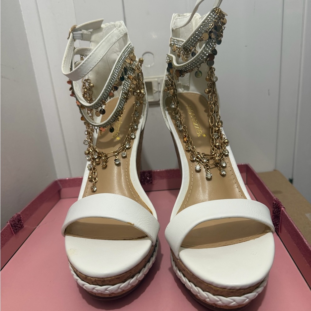 Shoe Dazzle White Platform Wedge Sandals with Gold Chain Accents